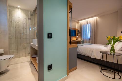 ein Hotelzimmer mit Bett und Badezimmer in der Unterkunft Sokratis Hotel in Nea Moudania