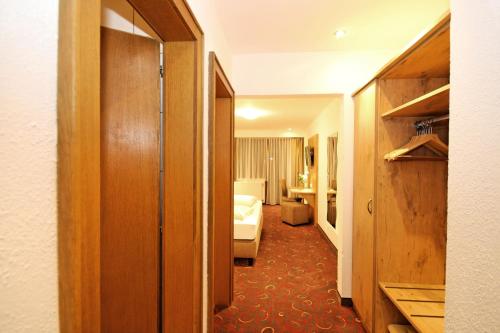 a hallway of a hotel room with a bedroom at Hotel Kajetansbrücke in Pfunds