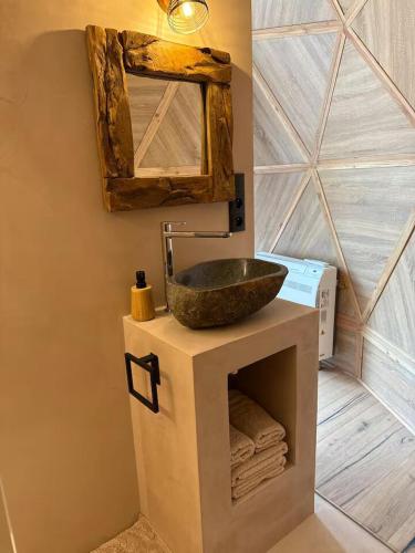 a bathroom with a sink and a mirror at L'Échappée Bulle - Dôme & jacuzzi - Bastogne Centre in Bastogne