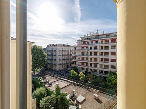One-Bedroom Apartment in Carré D'Or, 200m beach