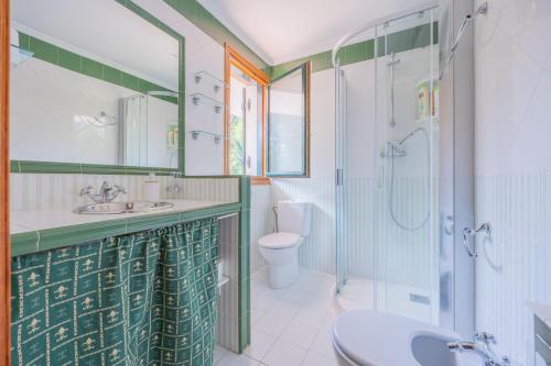 a bathroom with a sink and a shower and a toilet at Sea Garden in Mendiondo