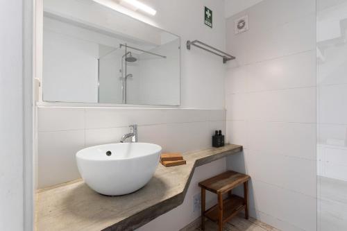 a bathroom with a white sink and a mirror at Casa Tejo Villa com Jaccuzi in Valada