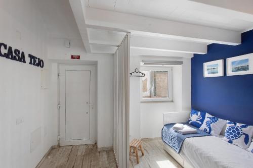 a living room with a blue accent wall and a couch at Casa Tejo Villa com Jaccuzi in Valada