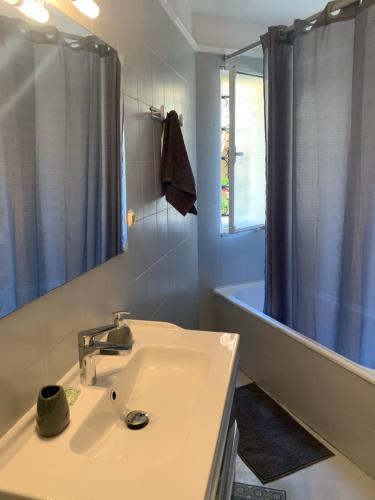 Room in a private home only for women near Port