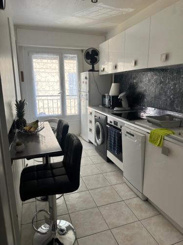Room in a private home only for women near Port