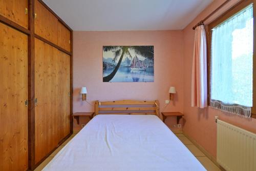 a bedroom with a bed in a room with a window at Appartement Le Rucher in Alex