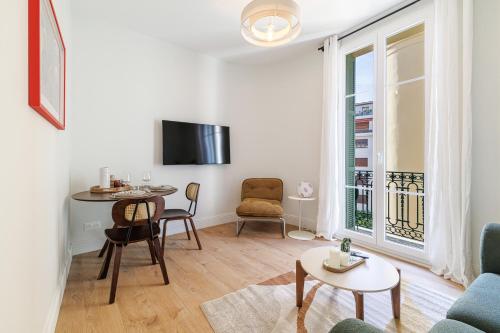 One-Bedroom Apartment in Carré D'Or, 200m beach