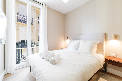 One-Bedroom Apartment in Carré D'Or, 200m beach