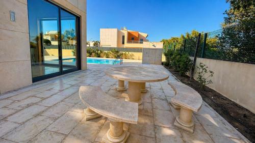 Villa Paula with Private Pool Close to the Beach and Strip