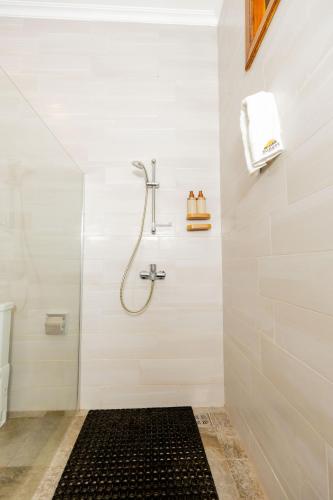 a bathroom with a shower and a black rug at Sunset Villa in Usa