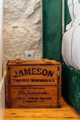 a wooden box sitting on top of a wooden floor at Celtic Lodge - Guest House in Viseu