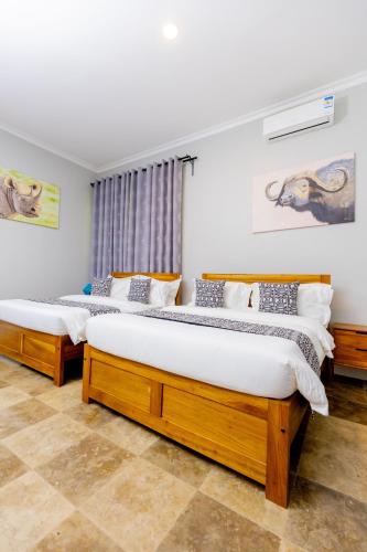 two twin beds in a room with at Sunset Villa in Usa
