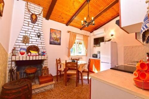 House Nicol 2426