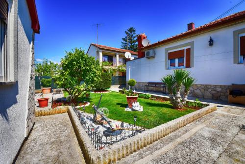 House Nicol 2426