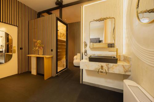 a bathroom with a sink and a mirror at Abalú Collection Hotel Boutique Gran Via in Madrid