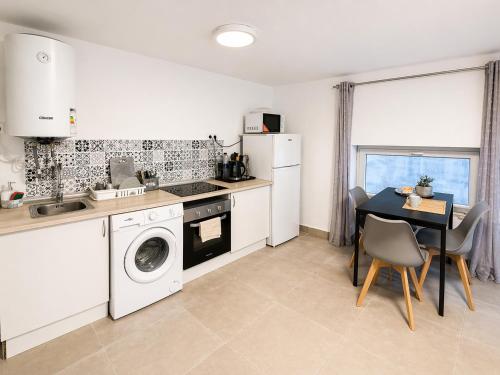 Esperanza 10 - Newly Renovated 2BR, Central Alicante