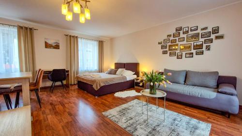 a living room with a couch and a table at W Samiuśkim Centrum in Szczyrk