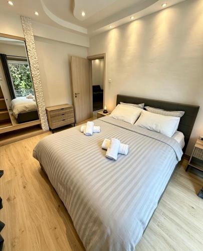 The locals Vouliagmeni square apartment