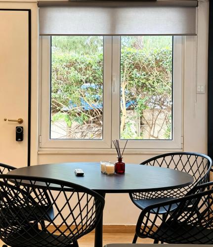 The locals Vouliagmeni square apartment