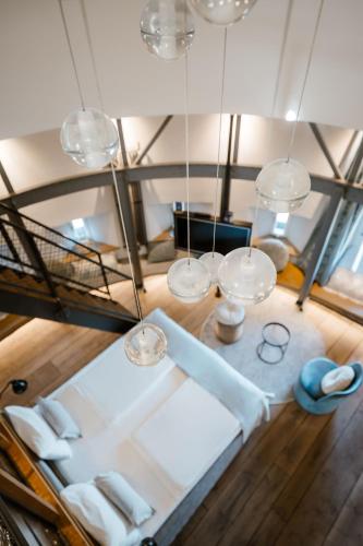 a dining room with glasses and a table at Apart Hotel Wasserturm in Bad Segeberg