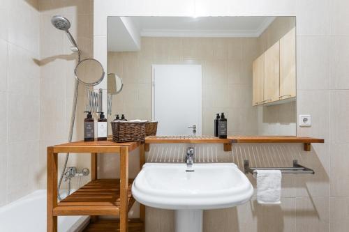Lemon Beach-Bright Apt 3min to Beach & Metro
