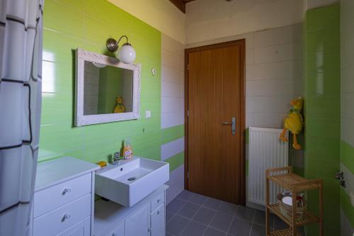 Cozy Cottage με Σοφίτα και Θέα!