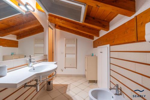 a bathroom with two sinks and a toilet at Casa Corallina in Olbia
