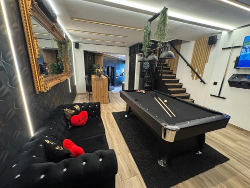 a living room with a pool table and couches at Chambre business-romantique, jacuzzi, billard, clim in Verviers