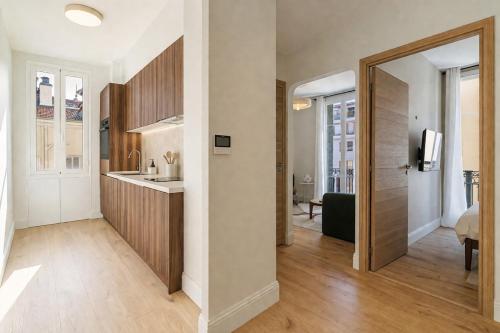 One-Bedroom Apartment in Carré D'Or, 200m beach