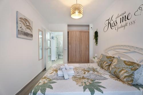 a bedroom with a large bed in a room at Adelfa Golf in San Miguel de Abona