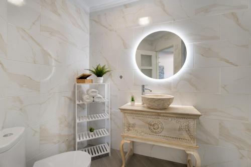 a bathroom with a sink and a mirror at Adelfa Golf in San Miguel de Abona