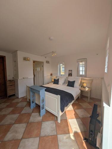 a bedroom with a large bed and a table at Ferienwohnung Natursjæl in Tielen
