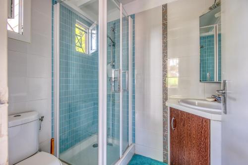 a bathroom with a shower and a toilet and a sink at Lacanau Océan avec jardin in Lacanau-Océan