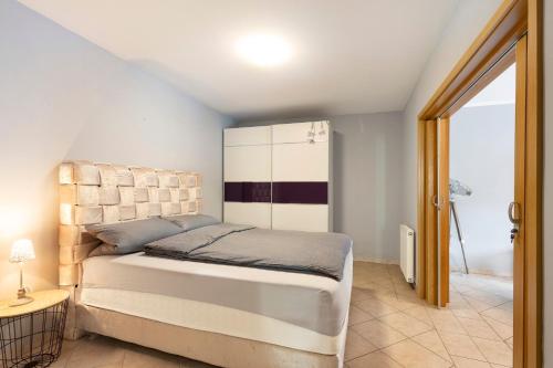 a bedroom with a large bed and a closet at Fewo am Wasser 2 in Groß Lindow