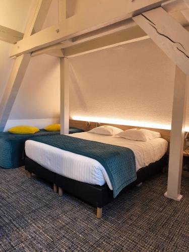 a bedroom with two beds in a room at Aux Deux Clefs - Hôtel Restaurant Groff in Biesheim