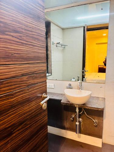 a bathroom with a sink and a mirror at Hotel Silver Seven in Jāmb
