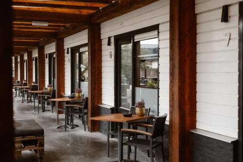 a row of tables and chairs at a restaurant at Villa Elzenhagen in Poeldijk