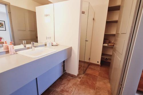 a bathroom with a sink and a mirror at Kiekut's Land in Westerholz