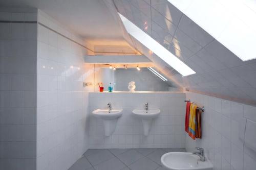 a bathroom with two sinks and two toilets at Lake View - Flensburger Förde in Westerholz