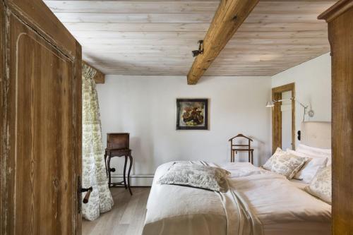 a bedroom with a bed and a wooden ceiling at Ostseehof-Kernhof in Pommerby