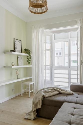 a white room with a bed and a window at Boho Chic 2 bedroom gem 10 min from dowtown free parking in Amadora