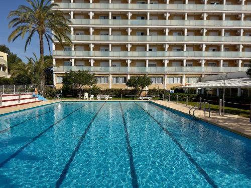 a large swimming pool in front of a hotel at Hotel Villa Naranjos in Jávea