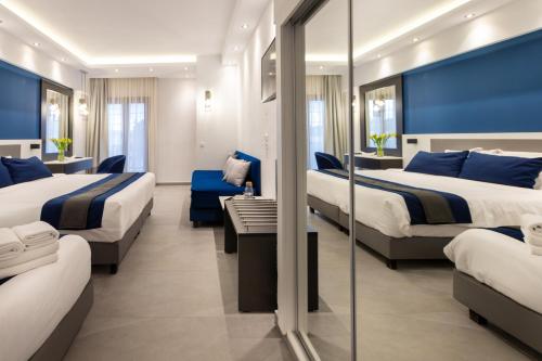 ein Hotelzimmer mit zwei Betten und einem Spiegel in der Unterkunft Sokratis Hotel in Nea Moudania