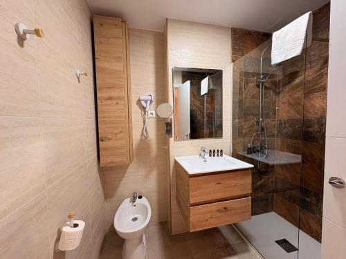 a bathroom with a toilet and a sink and a shower at Ocean Corner Dúplex Empul in Los Caños de Meca