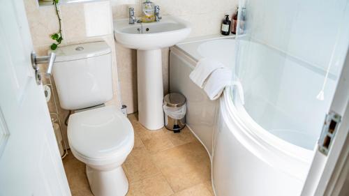 2BR Pet Friendly House near Cardiff Bay City Centre and Stadium with 2 Parking Spaces and Garden photo 15