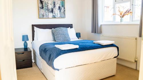 a bedroom with a bed with two towels on it at The Summer House Sleeps 6 , 2 Parking Spaces, Private Garden Walking Distance to Cardiff Bay and City Centre Pets Welcome in Cardiff