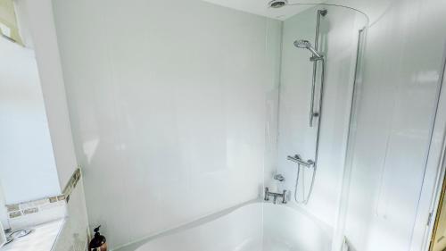 2BR Pet Friendly House near Cardiff Bay City Centre and Stadium with 2 Parking Spaces and Garden photo 23