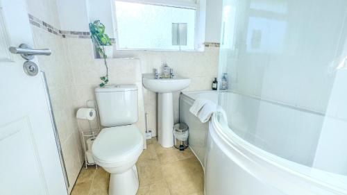 2BR Pet Friendly House near Cardiff Bay City Centre and Stadium with 2 Parking Spaces and Garden photo 22