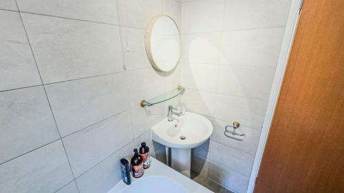 2BR Pet Friendly House near Cardiff Bay City Centre and Stadium with 2 Parking Spaces and Garden photo 19