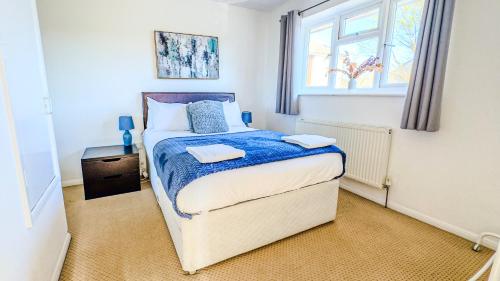 a small bedroom with a bed and a window at The Summer House Sleeps 6 , 2 Parking Spaces, Private Garden Walking Distance to Cardiff Bay and City Centre Pets Welcome in Cardiff